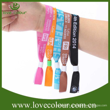 Fábrica de atacado eventos personalizados bordados wristband tecido